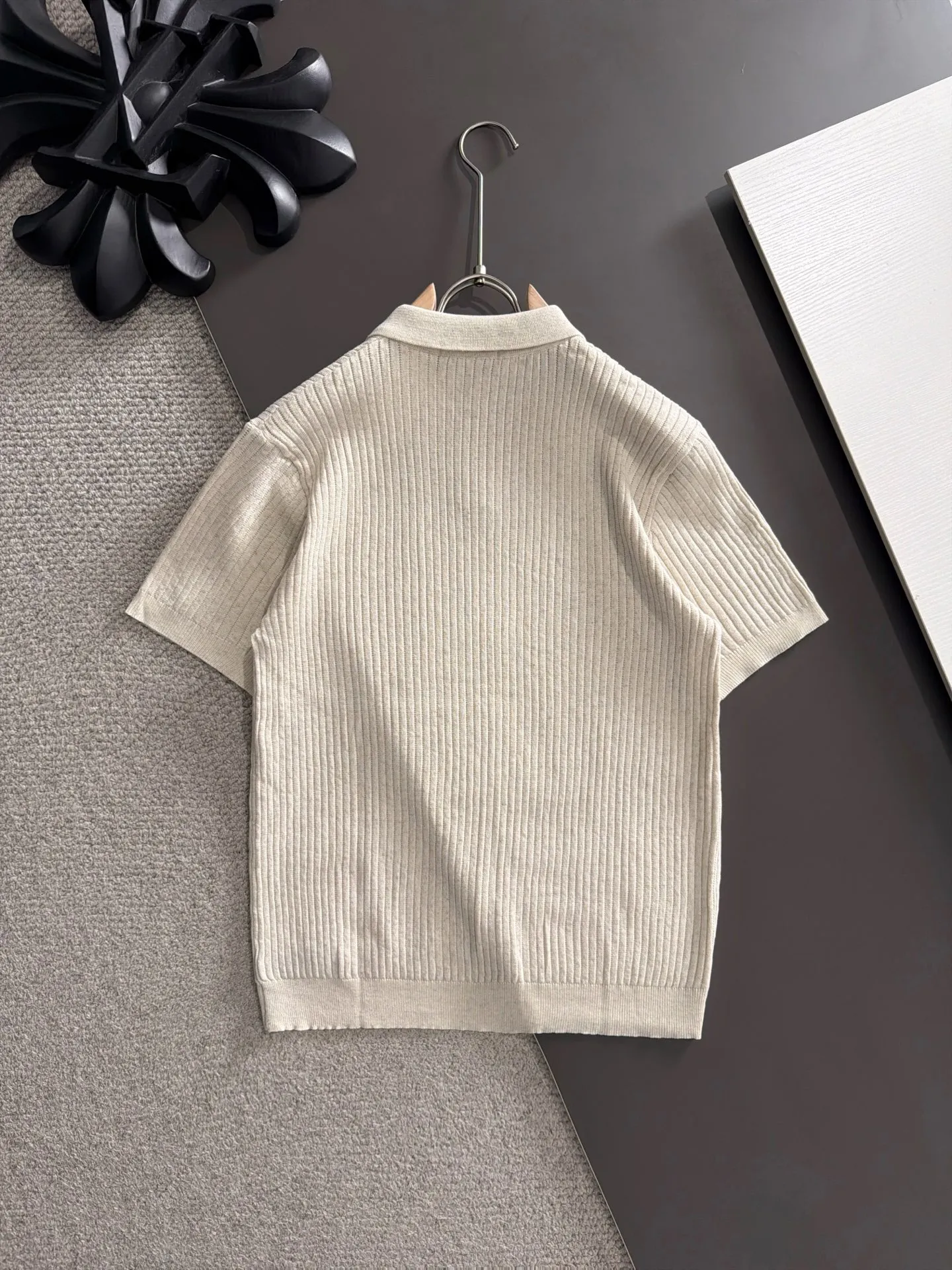 Next day shipment LP high quality Loro Piana 26ss New Arrival men's short-sleeved T-shirt Made of combed cotton yarn knitted cotton fabric, no pressure when entering and exiting the counter Exclusive control of raw materials It feels substantial when weighed, and the upper body is more textured than ordinary T-shirts. This texture can cope with the weather easily and is suitable for both hot and cold! Loose fit design, looks noble. The only correct version is available Size: M to XXXL